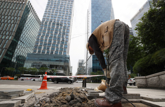 고용쇼크…일자리 앞날은 시계 제로      (서울=연합뉴스) 진성철 기자 = 장기실업자 18년만에 최다, 구직단념자 50만명 돌파, 올해 3040 세대 취업자 월평균 14만명 하락, 40대 취업자 역대 최대 급감 등 최악의 경제지표를 통계청이 발표한 19일 서울 중구 한 거리에서 한 작업자가 보도블럭 교체 공사를 하고 있다.   2018.8.19       zjin@yna.co.kr  (끝)